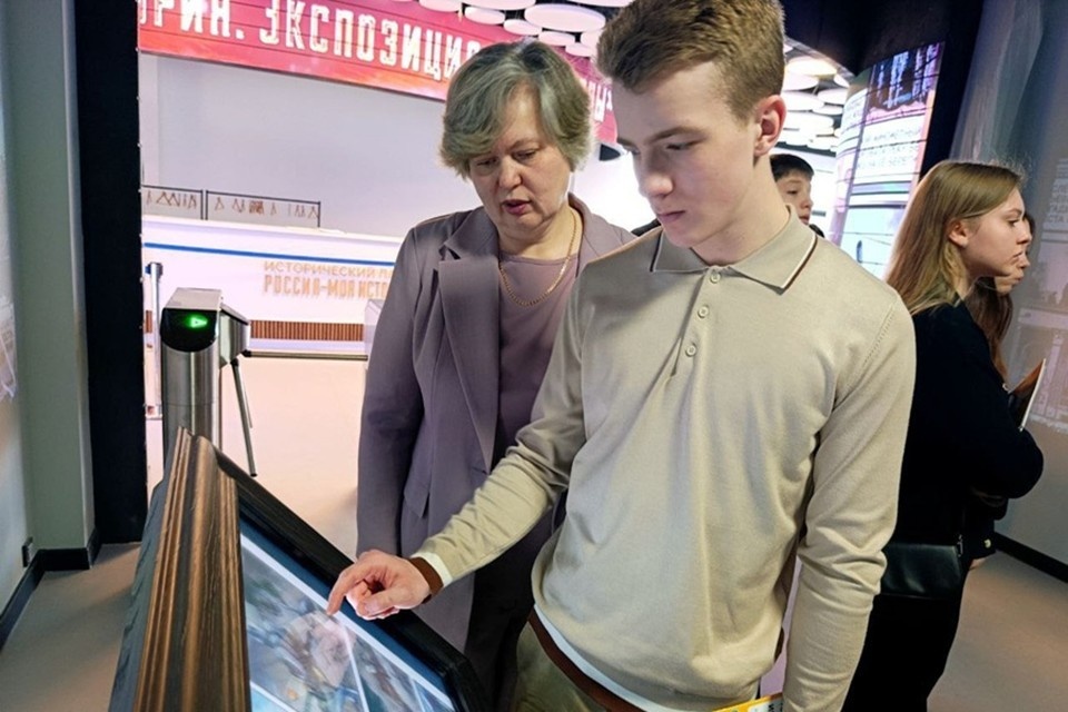    Детскому общественному совету провели экскурсию по молодежному центру Донецка. Фото: ТГ/Малахай