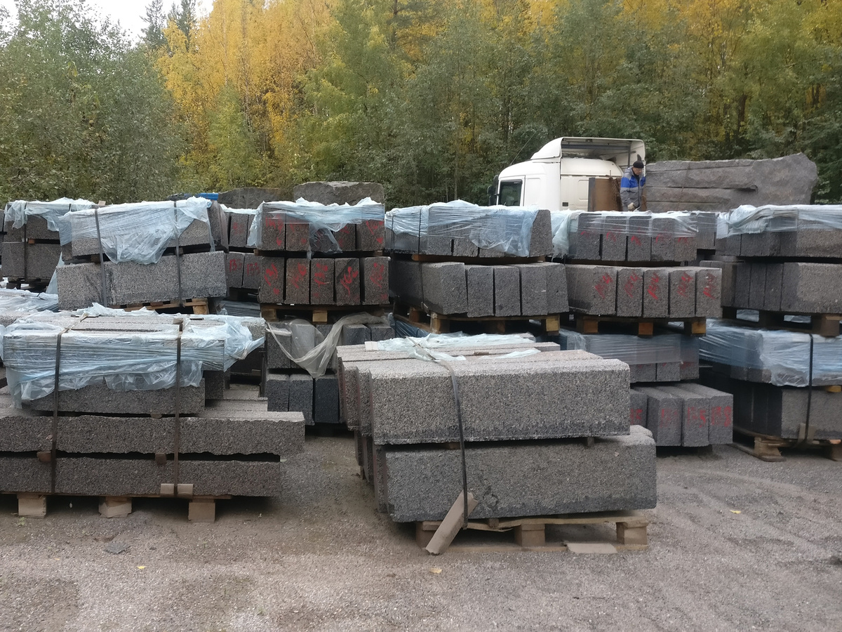 Палетты с бортовым камнем ГП1 из мест. Каменногорское готовятся в погрузке