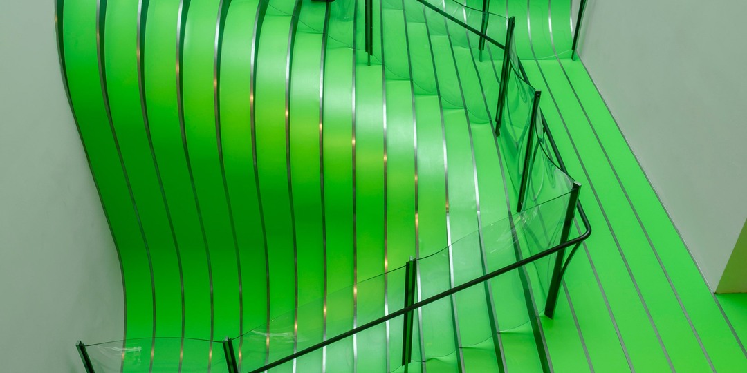 10 уникальных лестниц 2025 года: от театральных высот до арт пространств