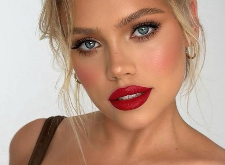 ТикТок говорит нам, что красивой женщине достаточно только красной помады. Но так ли это на самом деле?