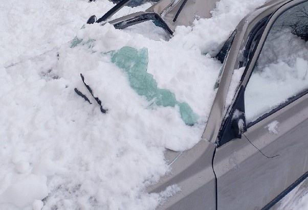    Сотрудники жилищной инспекции вынесли коммунальщикам десятки предостережений и штрафов за содержание кровель.