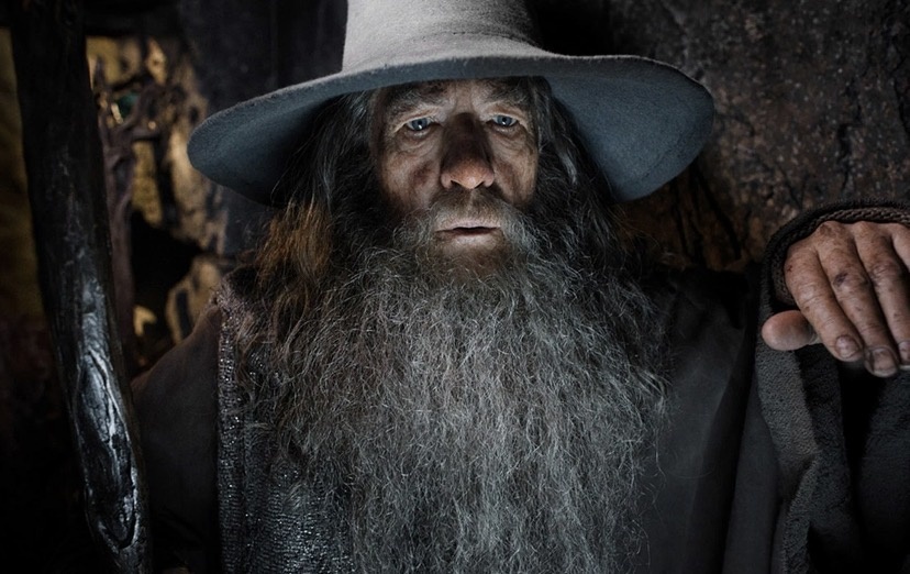 В фильмах Питера Джексона по «Хоббиту» Гэндальф Серый посещает Высокие холмы Рудаура, где исследует гробницу Короля-чародея Ангмара — предводителя Назгулов.