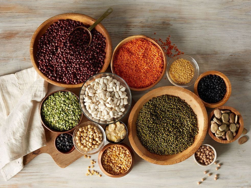 Обратите внимание на белок - фасоль, чечевица, нут, маш, бобы эдамаме (мои любимые), горох, тофу, киноа, гречка, миндаль, тыквенные семечки… Всё это должно стать вашими друзьями на время поста.