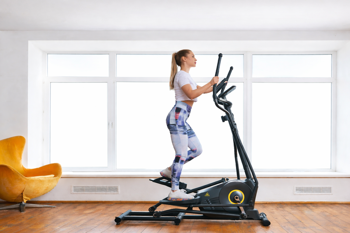 Занятие на эллиптическом тренажёре (изображение из открытых источников)   