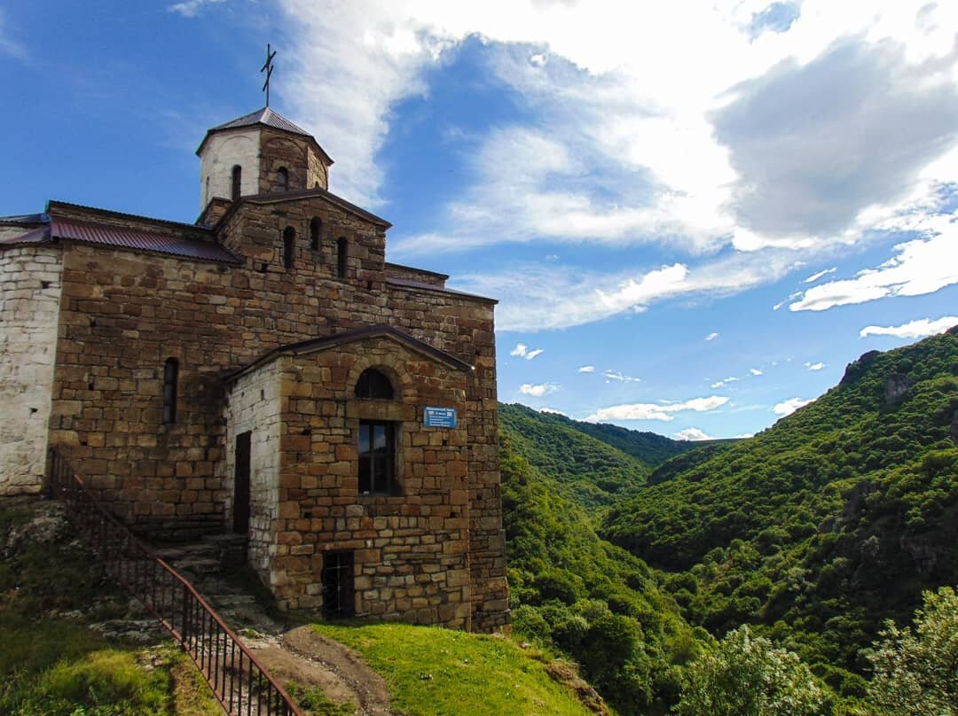 Храм на горе Шоана, Карачаево-Черкесия (объект культурного наследия № 0910011003). Автор: Плешков. Лицензия: CC BY-SA 3.0.