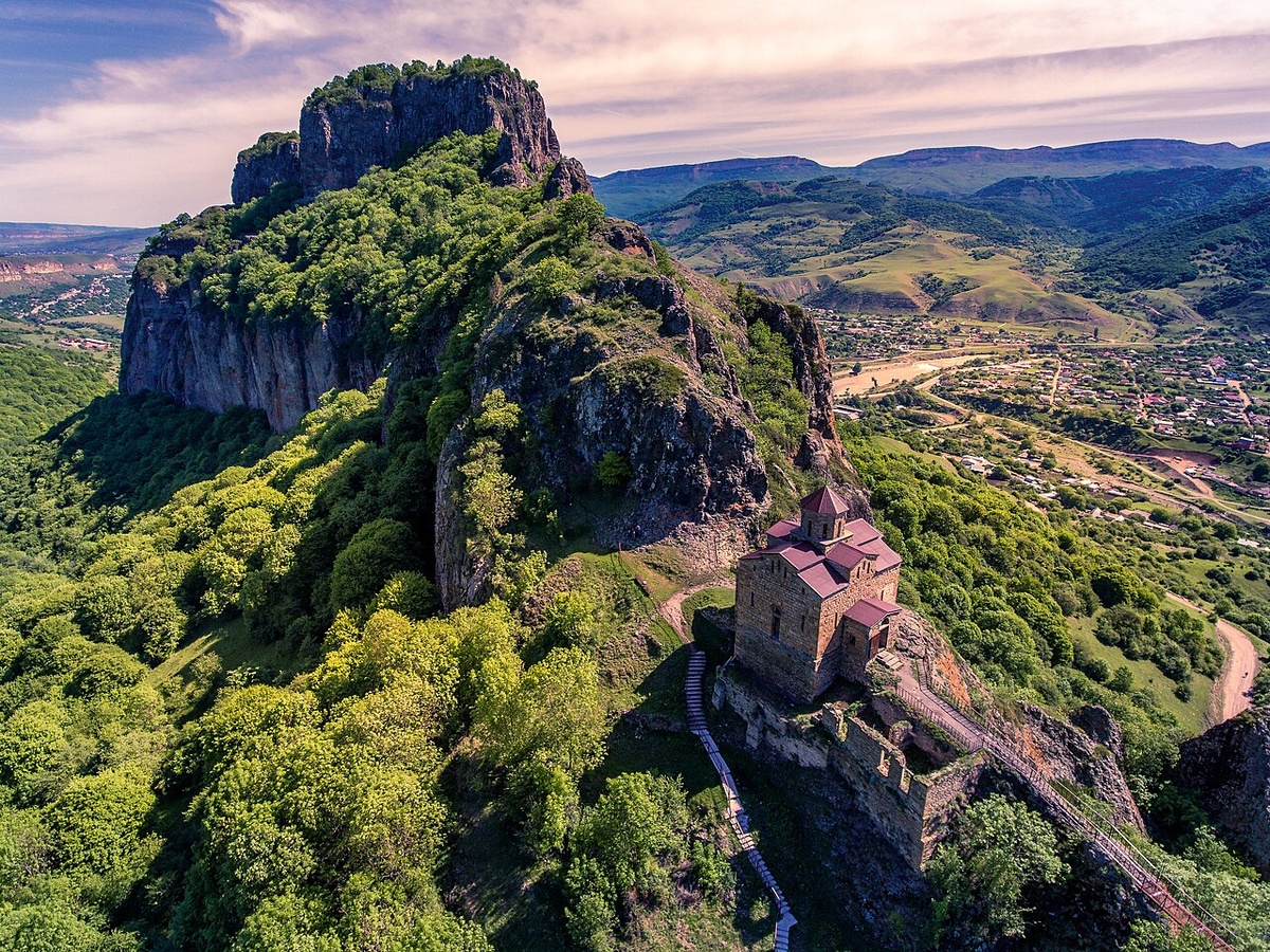 Гора Шоана и древний храм на левом берегу Кубани, Карачаево-Черкесия. Автор: Фотоловушка Artemis12. Лицензия: CC BY-SA 4.0.