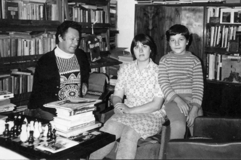    В своем рабочем кабинете. С дочерью Еленой и внучкой Аней. Фото: Фото из архива семьи