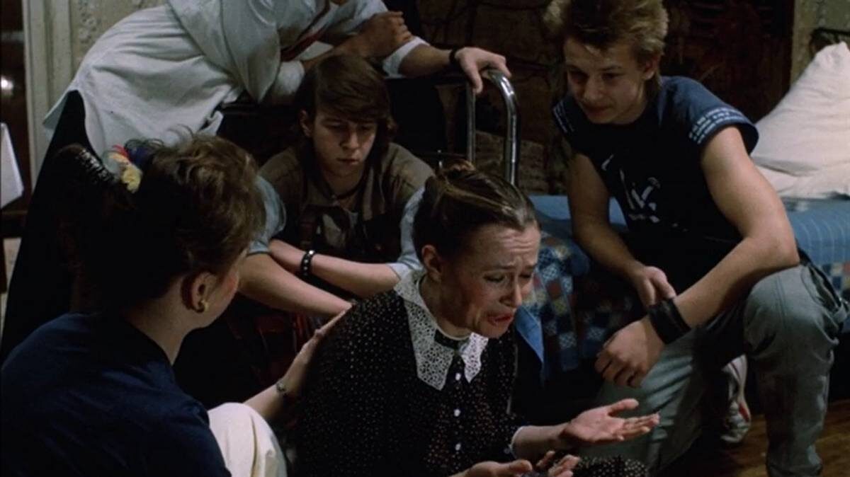    Фильм «Дорогая Елена Сергеевна» вызвал большой резонанс. До этого считалось, что «наши дети не такие» / Фото: Киностудия «Мосфильм»