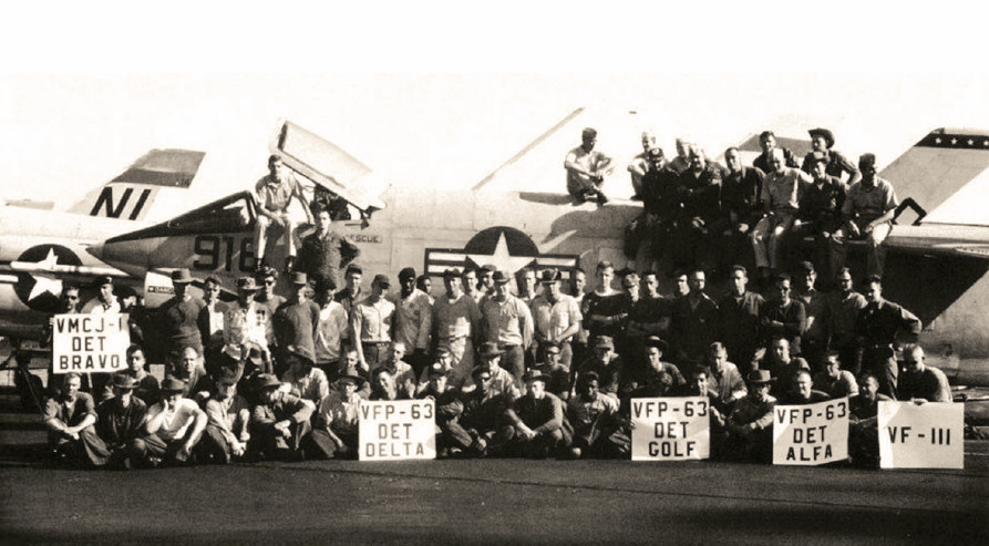 Группа лётчиков из нескольких отрядов ВМС и морской пехоты, вооружённых разведчиками RF-8A, на авианосце «Корал Си» весной 1965 года. Предполагается, что их собрали вместе для некой секретной операции, связанной с ЗРК, которая не состоялась (фото из книги Кеннета Джека «Eyes of the Fleet Over Vietnam»).
