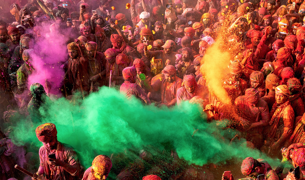 Улицы буквально превращаются в одну большую цветную битвуФото: Itiprithul / Shutterstock.com