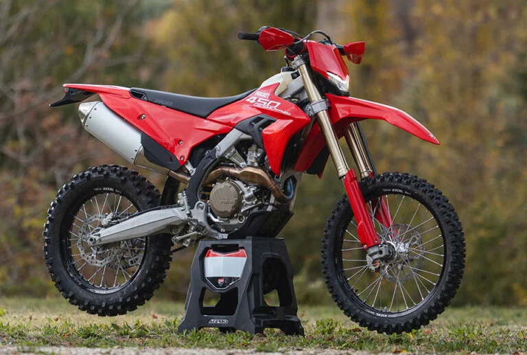Дорожная версия эндуро Ducati 450 обретает форму