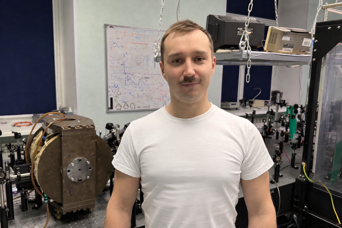 Автор исследования Ярослав Филатов возле экспериментальной установки в лаборатории физики ферроиков ФТИ имени А.Ф. Иоффе РАН. Источник: Ярослав Филатов