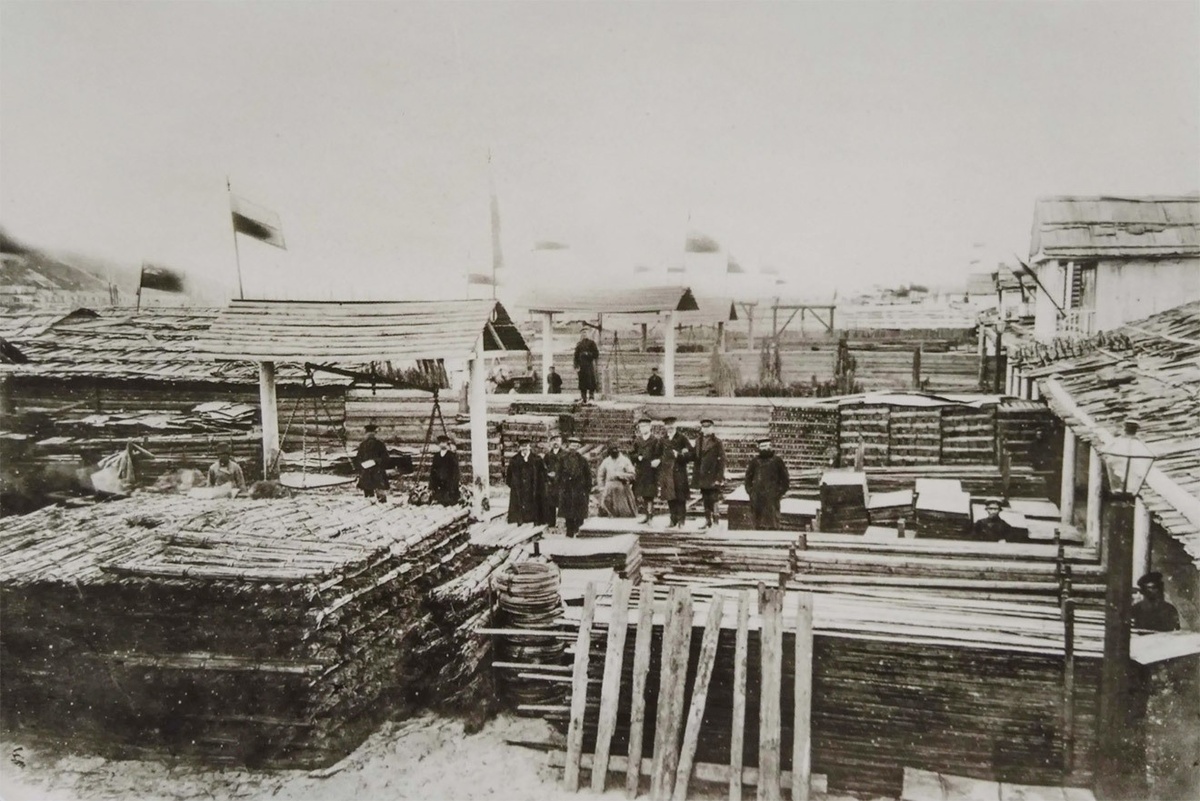 ЖЕЛЕЗНЫЕ ряды на Нижегородской ярмарке. Фото: Михаила Настюкова. 1875 год. Изображение из открытых источников.