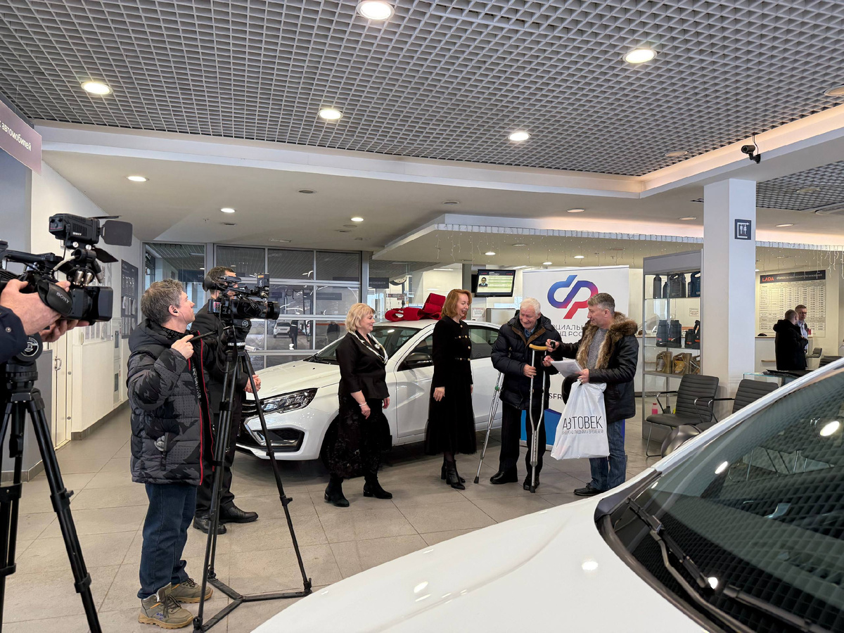 Выдача состоялась АВТОВЕК LADA автомобилей с ручным управлением для людей с ограниченными возможностями, Социальным Фондом России Свердловской области
