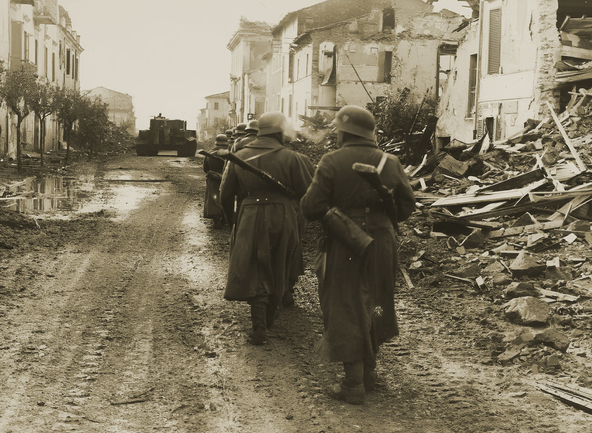 Колонна немецких солдат продвигается за "Тигром" по какому-то итальянскому городку