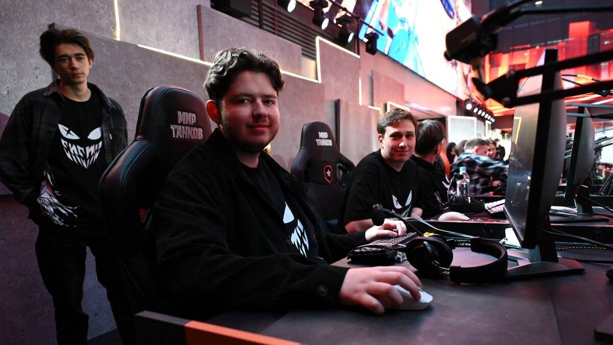    Участник киберспортивной команды Enemy Никита Лиферов во время финала турнира «Мир танков: Кибергерои Москвы» на площадке Московского кластера видеоигр и анимации в «Сколкове» / Фото: Анатолий Цымбалюк / Вечерняя Москва