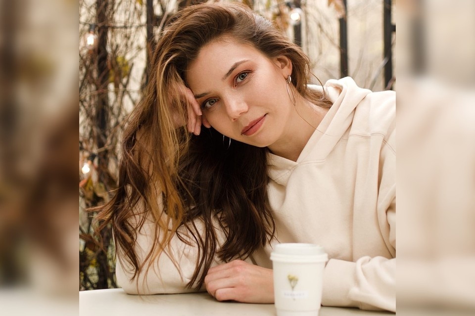    Только Человек с большим сердцем мог бросить всё и поехать через всю страну спасать птиц. Алёна именно такая -- добрая, красивая и отзывчивая. Фото: личный архив.