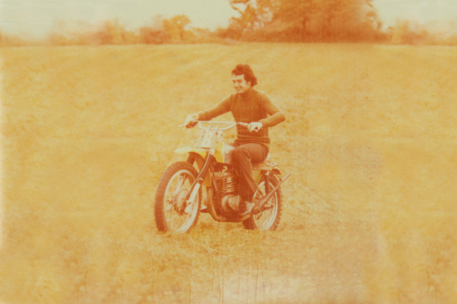 В свои 20 лет Лино Дайнезе отправился с друзьями в Лондон на Vespa. Именно тогда он впервые увидел супербайки, за рулем которых сидели гонщики в первых кожаных комбинезонах. Вернувшись в Италию, он решил посвятить себя дизайну и производству защитной экипировки для мотогонщиков.