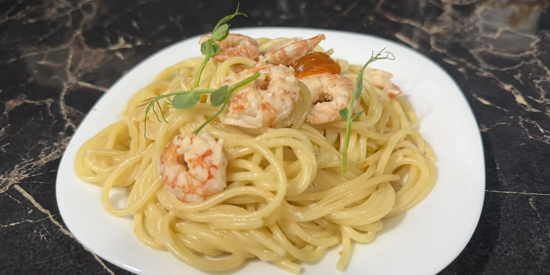 Паста с креветками в сливочно-томатном соусе