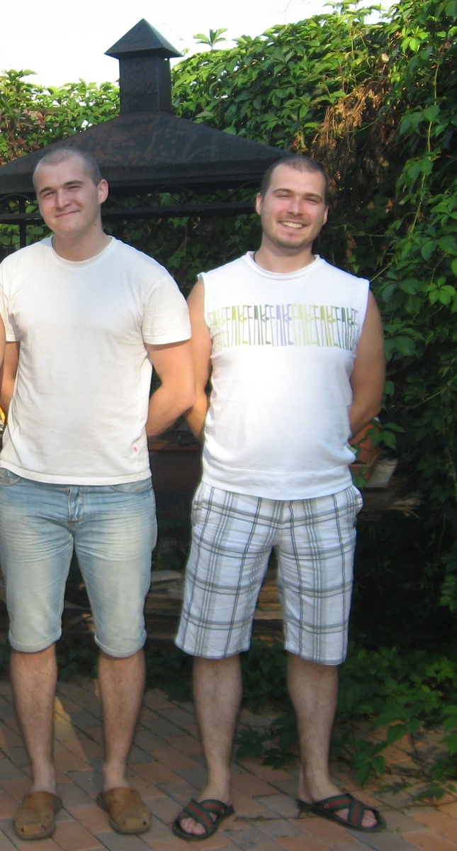 Младший Алексей (слева) и старший Александр (справа) Васильевичи. Погодки