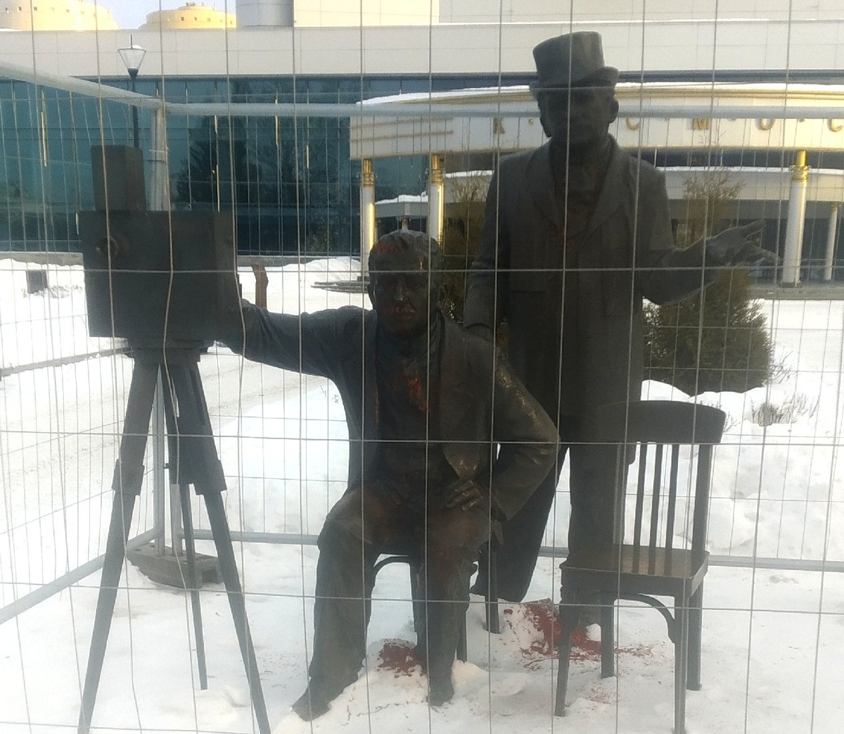 Памятник братьям Люмьер попал под прицел вандалов.  Фото: ФедералПресс / Александр Калинин