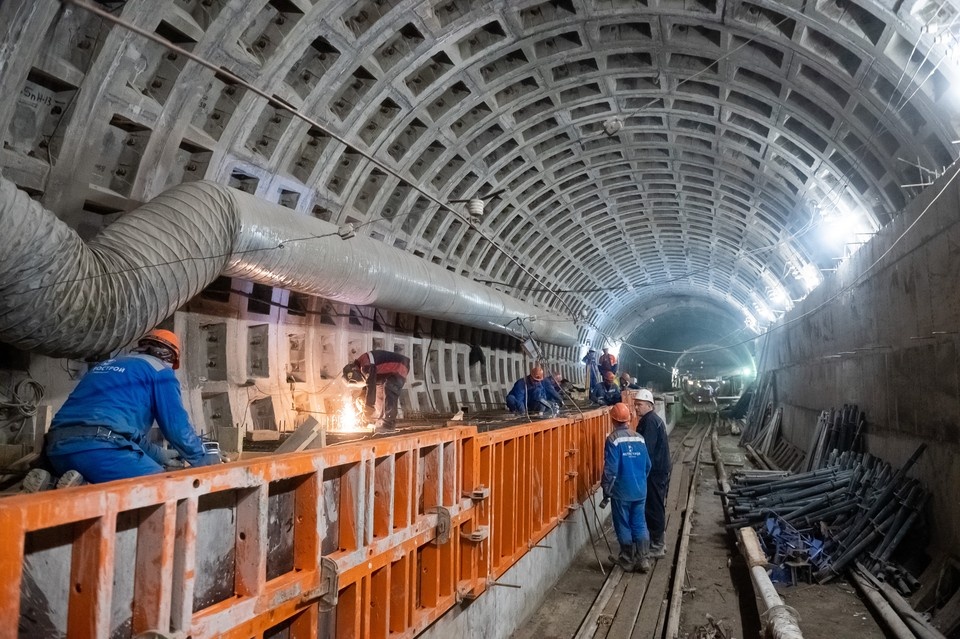    Сейчас рабочие обустраивают форшахту и монтируют трубы. Юлия ПЫХАЛОВА