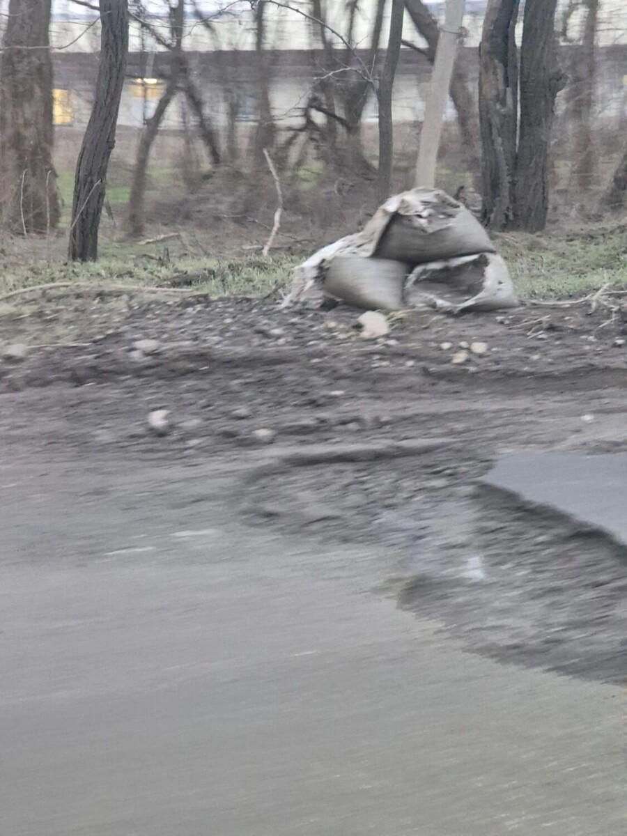    Водители вынуждены объезжать ямы по встречке    Владимир Кузьмин / rostovgazeta.ru