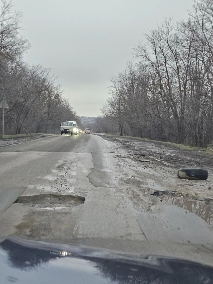    Водители вынуждены объезжать ямы по встречке    Владимир Кузьмин / rostovgazeta.ru