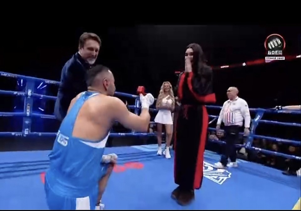    Сразу после боя на ринге разыгралась романтическая история. Фото: кадр эфира телеканала «Матч! Боец»