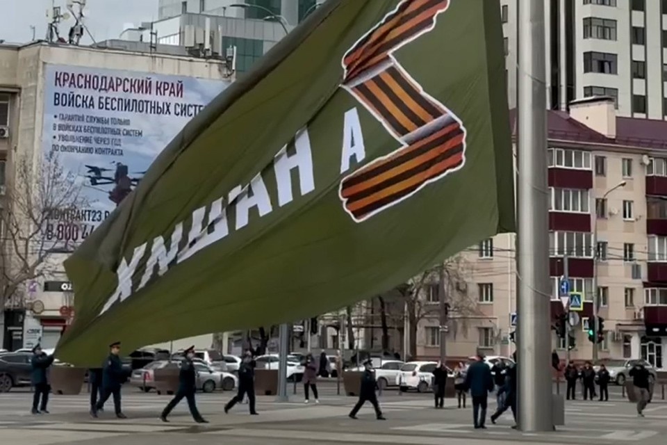    В годовщину начала специальной военной операции подняли флаг в поддержку героев. Фото: скриншот видео