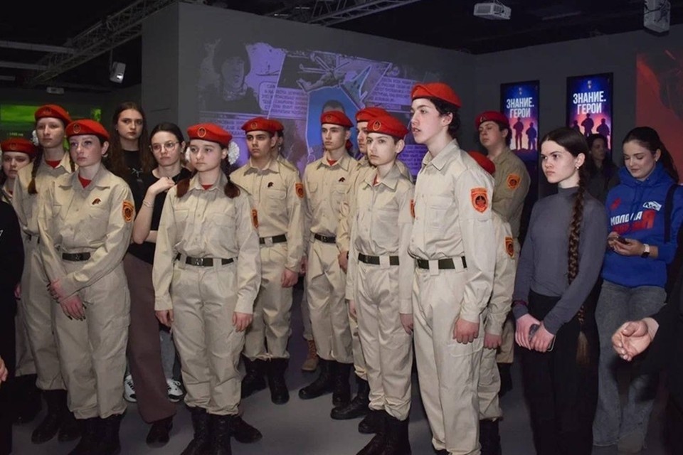    В Донецком молодежном центре открыли выставку «Знание.Герои». Фото: ТГ/Аширов