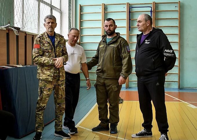 Мужчины — участники спортивной эстафеты