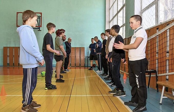 Подростки — участники спортивной эстафеты