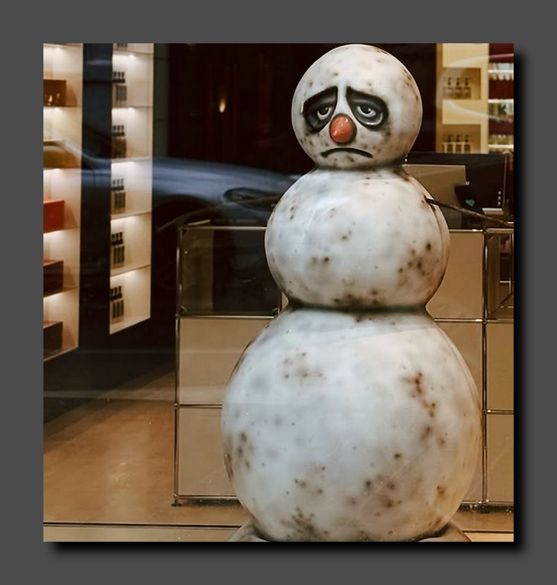 Снеговик в магазине косметики бренда PREDUBEZHDAI. Москва. Скриншот @ predubezhdai