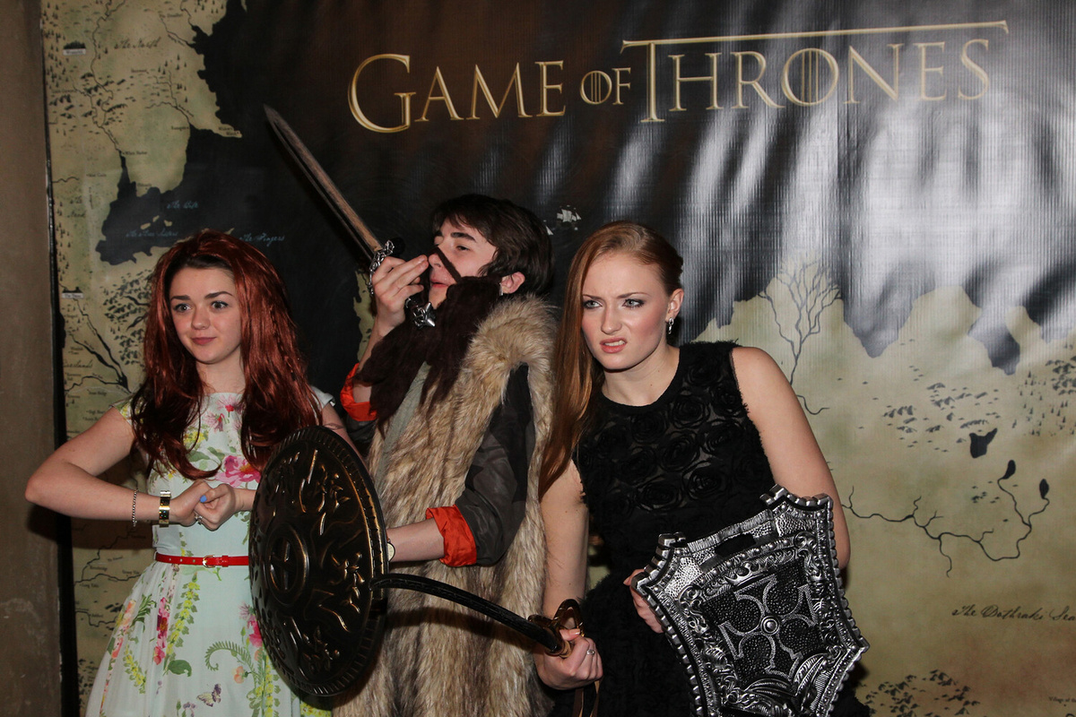Актеры Мэйси Уильямс, Айзек Хемпстед-Райт и Софи Тернер (слева направо) на афтепати премьеры сериала «Игра престолов» в Лос-Анджелесе, 2013 год ©FilmMagic/FilmMagic/Getty Images  📷