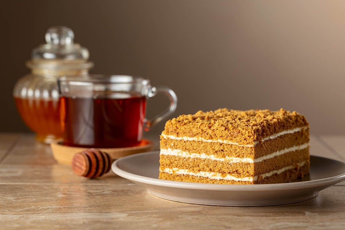 Нежный медовый воздушный торт. Источник: Igor Normann / Shutterstock / FOTODOM📷
