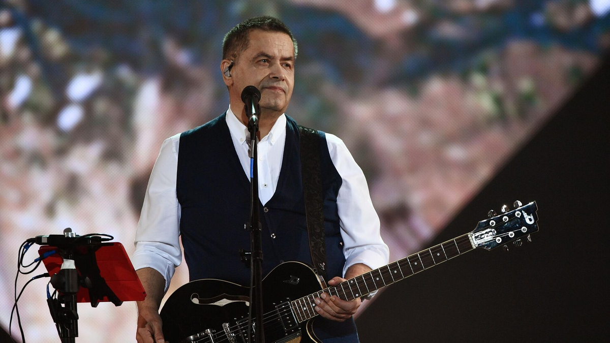 Николай Вячеславович Расторгуев (род. 21 февраля 1957, Лыткарино, Московская область) — советский и российский музыкант, певец, гитарист, актёр; народный артист Российской Федерации, заслуженный артист Карачаево-Черкесской Республики. Член партии "Единая Россия" с 2006 года. Депутат Государственной думы Федерального собрания Российской Федерации V созыва. Бессменный лидер и солист группы "Любэ"