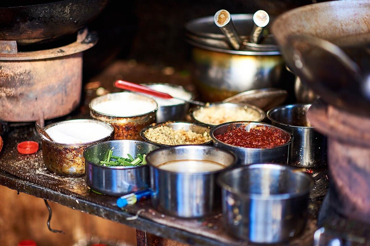 Плошечки-мисочки с разными соусами и приправами. Источник: Toni Schmidt / Shutterstock / FOTODOM📷
