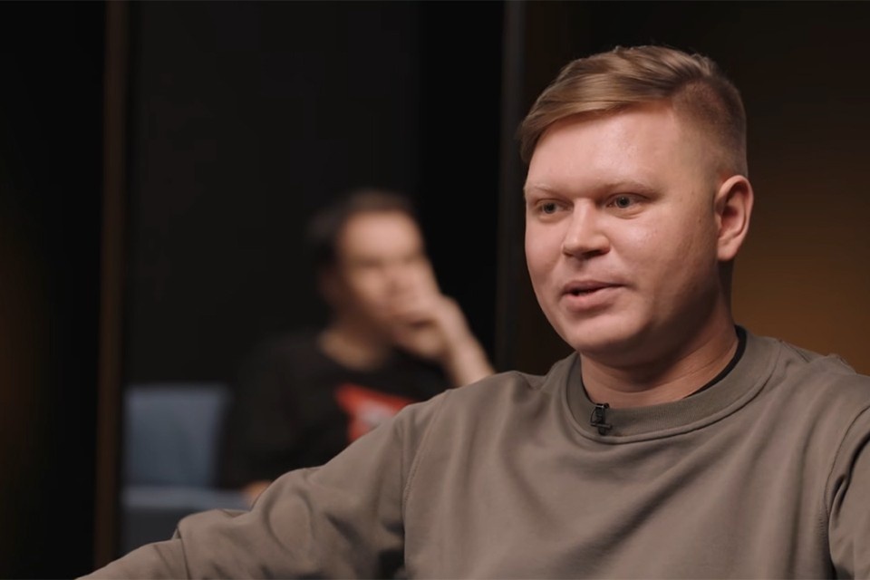    Женя Трофимов признался, что далеко не все в Барнауле поддерживают его группу. Скриншот видео подкаста Абрамова