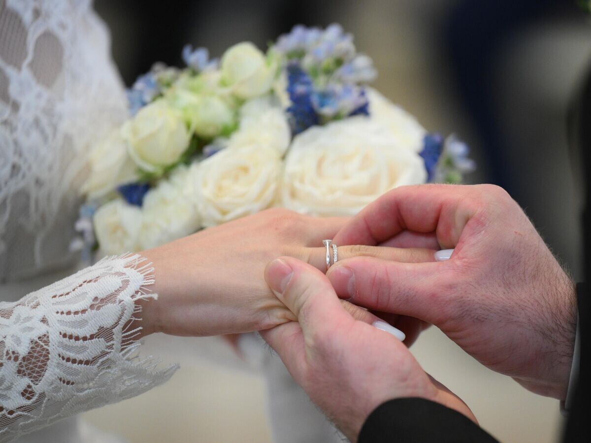    Молодожены во время торжественной регистрации брака в Дворце бракосочетания | © РИА Новости / Александр Кряжев