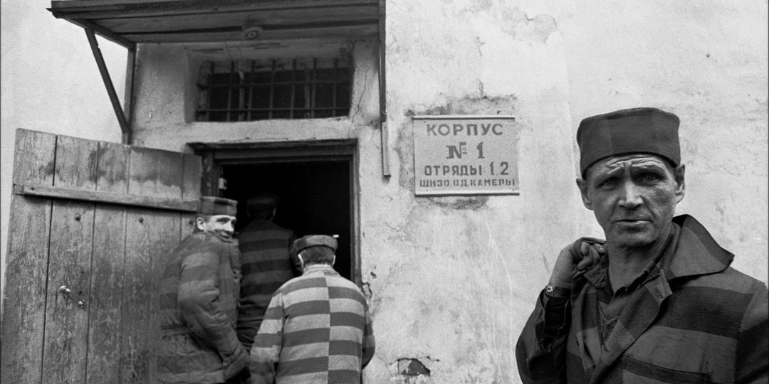 «Операция засекречена, везите в Москву»: как зэк заставил собственный конвой устроить ему побег из лагеря