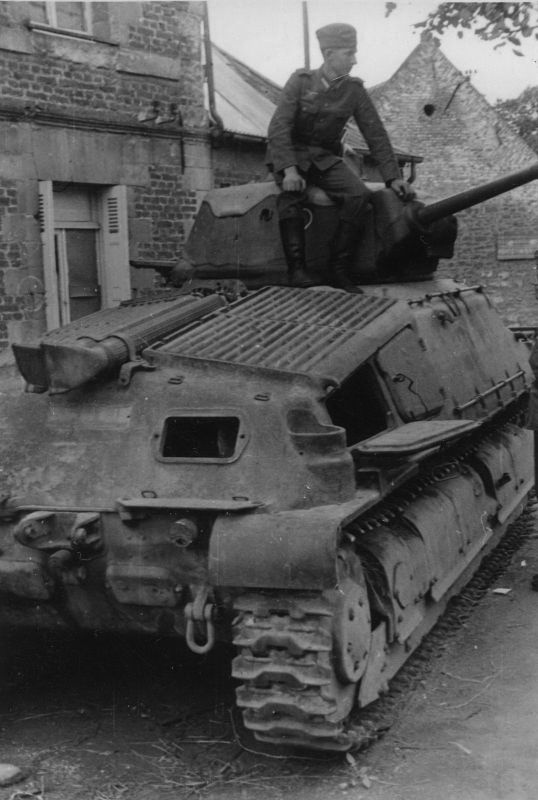 Немецкий солдат на башне французского танка Somua S35, брошенного во Франции, 1940 год. ВСе иллюстрации демонстрируются исключительно в исторических целях, осуждаем нацизм. 