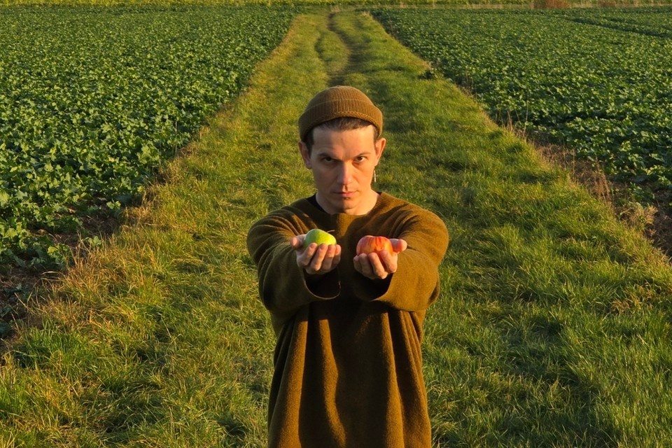    Гроб артиста был закрыт. Фото: соцсети группы Shortparis