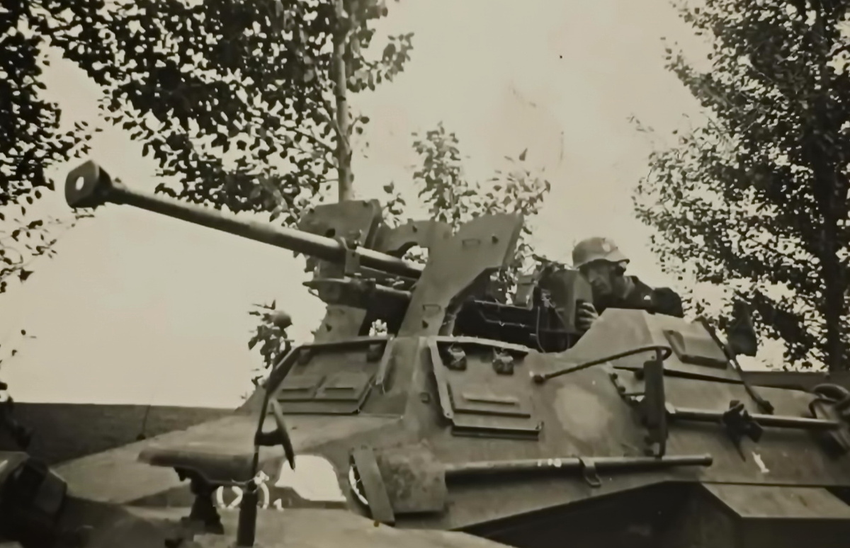 демонстрационный кадр, показывающий верхнюю часть бронеавтомобиля Sd.Kfz.221 с ПТО s.Pz.B.41. Хорошо видно, что при установке ПТО передняя стенка башни практически полностью срезалась. От неё оставалась только узкая полоска переднего бронелиста внизу.