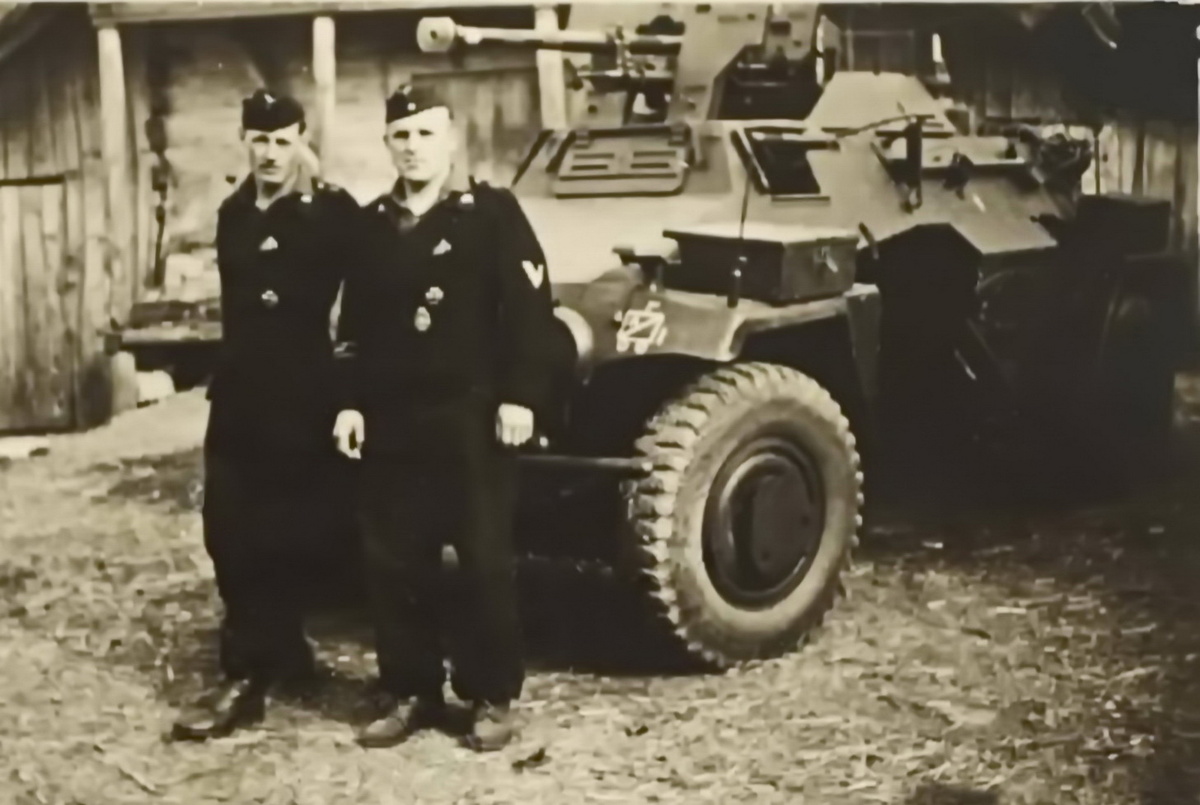 экипаж БА Sd.Kfz.221 с ПТО s.Pz.B.41 позирует перед своим «грозным истребителем танков». Вероятно БА проходил ремонт. На левом переднем крыле закреплен внештатный ящик, который, скорее всего, использовался для ЗИПа. На обоих кадрах БА несут различные тактические знаки.