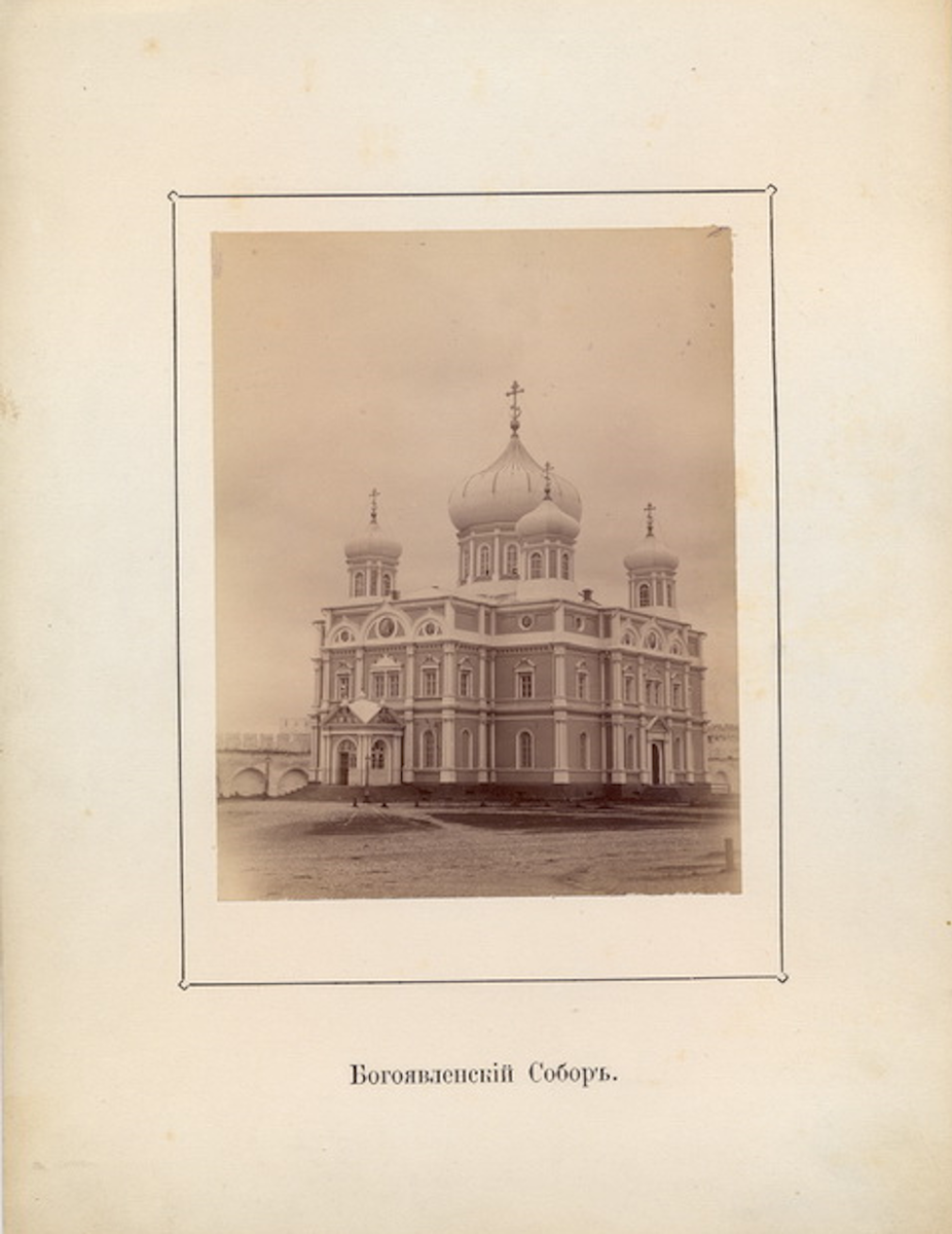 Пять глав и купола придают зданию законченный и величественный вид