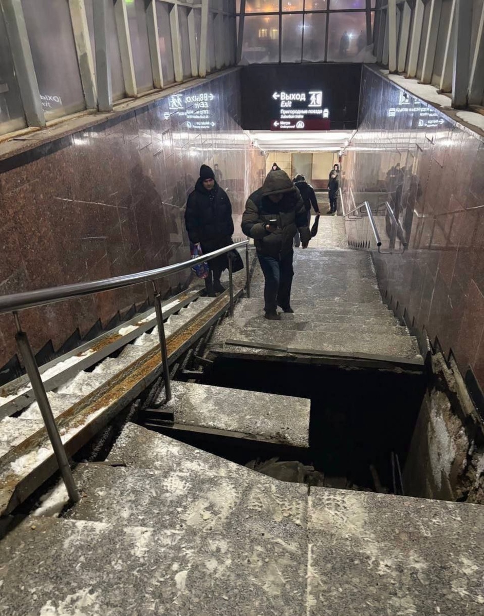 📸 1.1: Поврежденна в результате обрушения лестница | Пульс Москвы