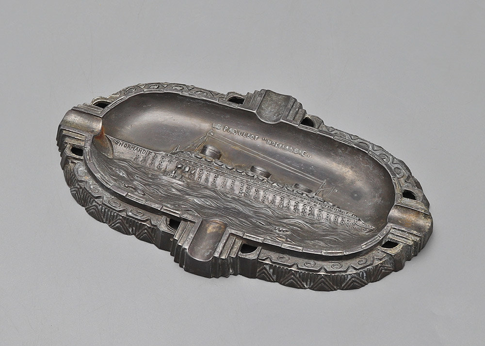 Старинная пепельница в стиле ар-деко «Лайнер Нормандия» (Le paquebot​ Normandie), металл, Франция, 1930-е. Фото с нашего сайта dvaveka.ru