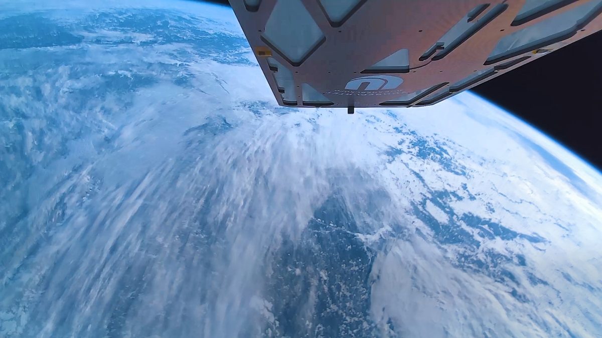    На фото видна голубая кромка атмосферы Земли, защищающая землян от космической радиации