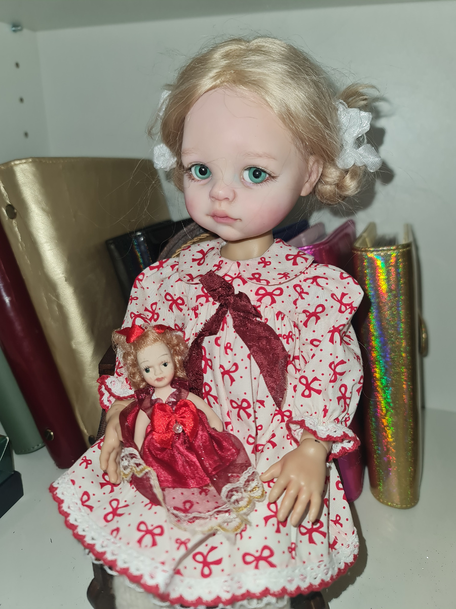 Сонная Марьяша в раздумьях: брать куклу или нет? Конечно брать!